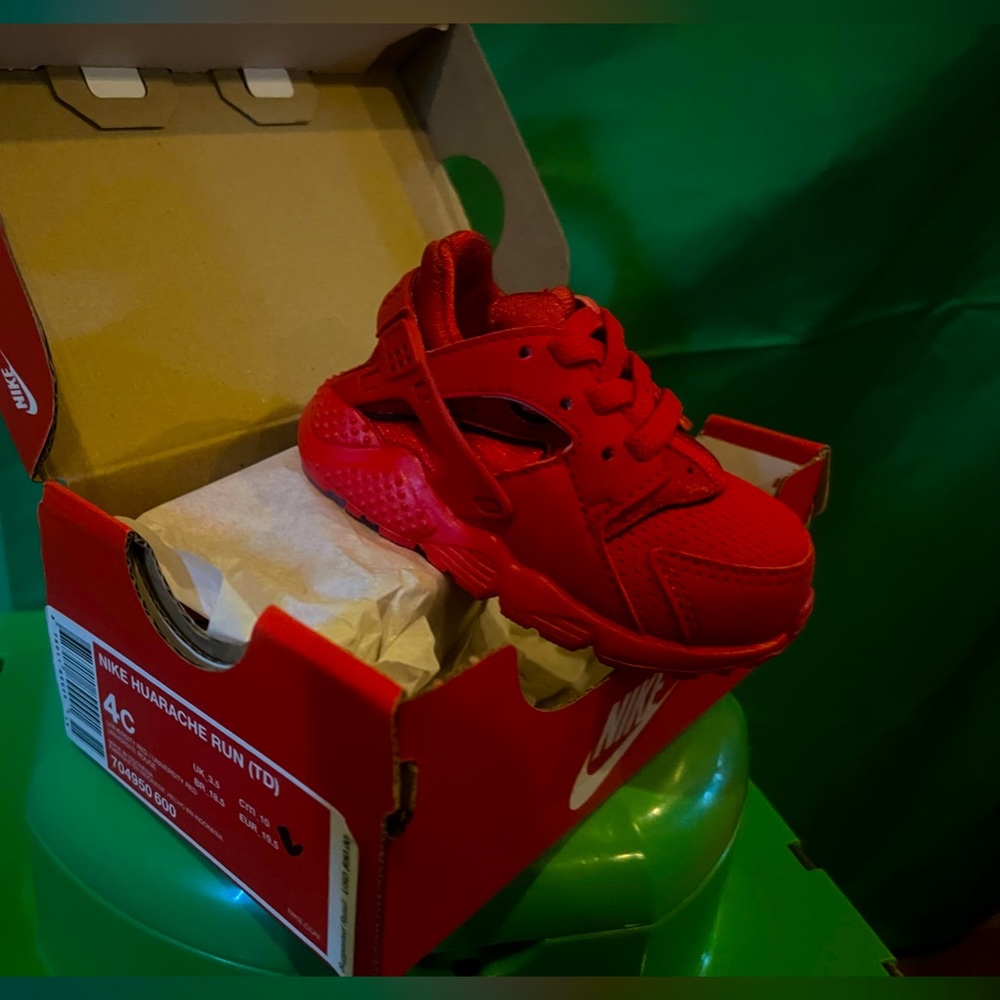 NWB Nike huarache size 4c